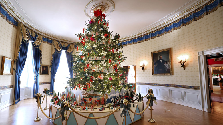 A decorated North Carolina Fraser Fir Christmas tree in the White House oval Blue Room