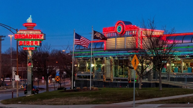Exterior of Broadway Diner