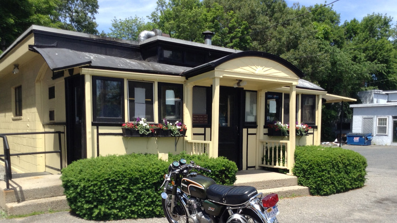 Exterior of Casey's Diner