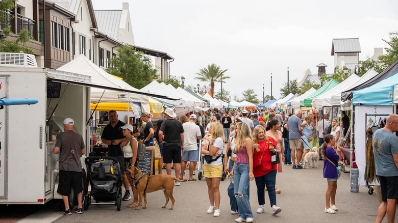 People browsing at the Lakewood Farmer's Market