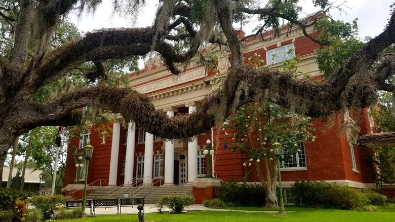 Summer day outside the Hernando County Courthouse in Brooksville, FL.