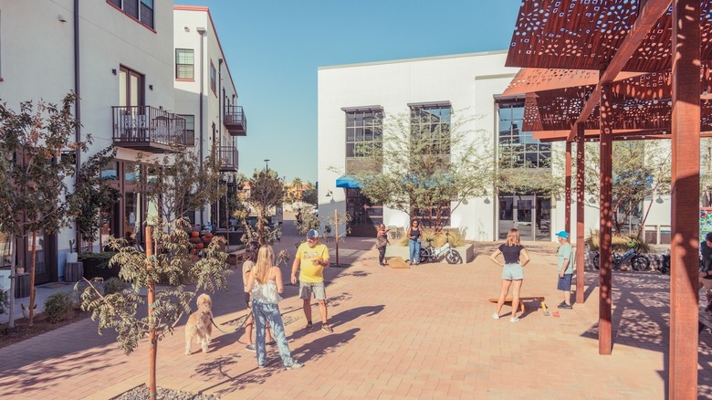 Sunny day in the plaza at Culdesac Tempe