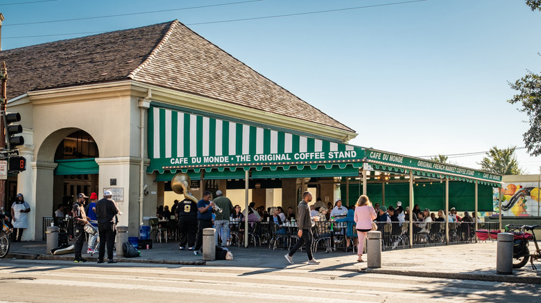 Exterior of Café du Monde