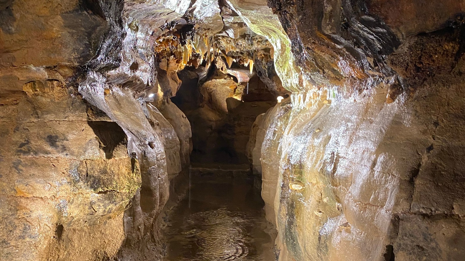 'America's Most Colorful Caverns' Are A Giant, Ethereal Subterranean(02)