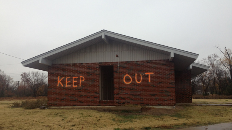 Abandoned house in Picher with "Keep Out" sign