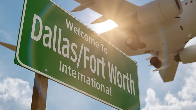 A sign welcoming passengers to Dallas Fort Worth International Airport