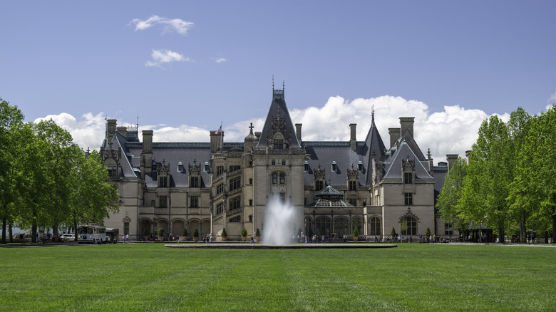 View of the facade of the Biltmore mansion