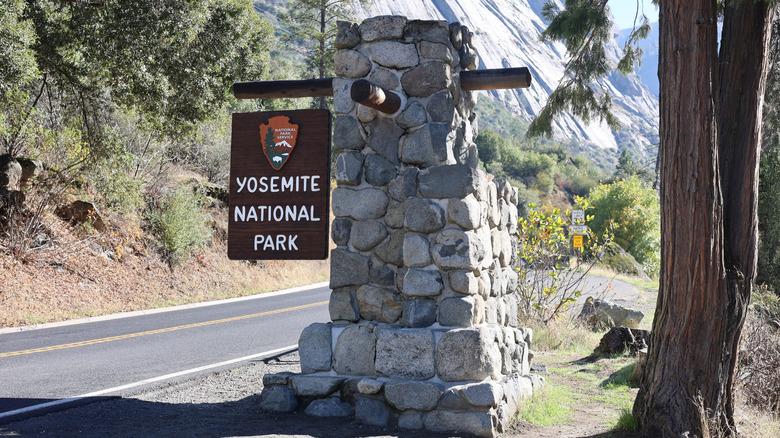 A welcome sign to Yosemite National Park