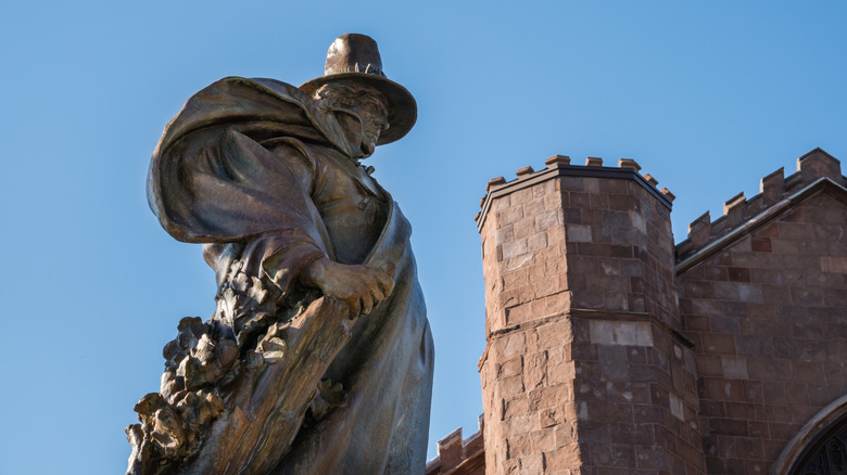 Bronze witch statue in Salem