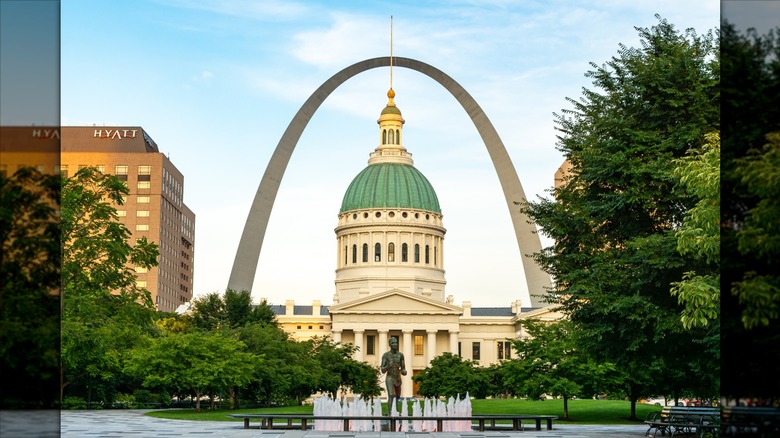 Gateway Arch and the courthouse in downtown St. Louis