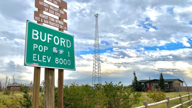 The road sign for Buford, Wyoming, with small buildings in the background