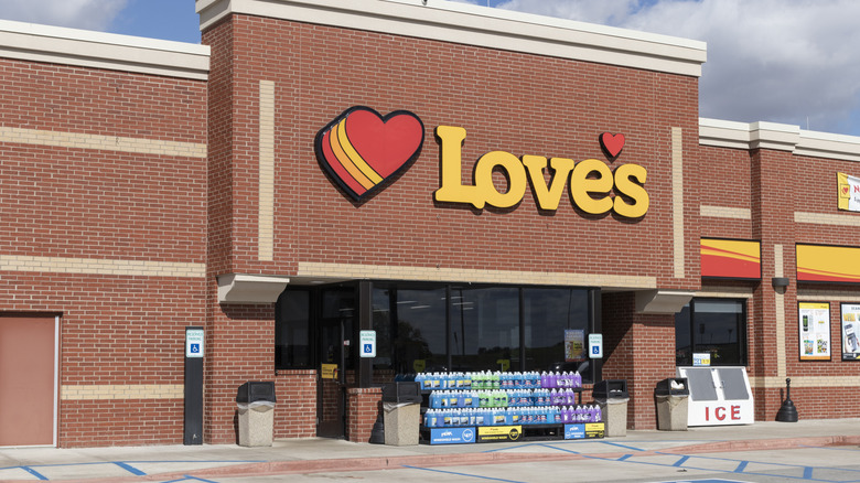 Exterior viewof a Love's gas station