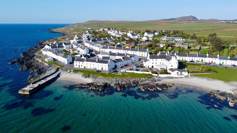 Whisky distilleries and hotels along the Isle of Islay coast