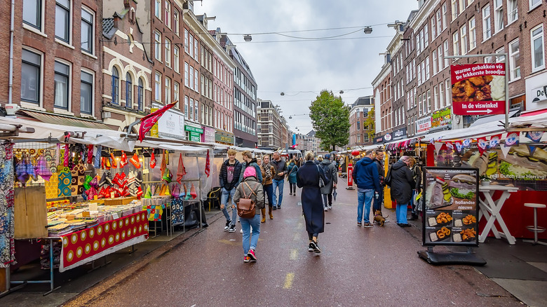 Customers wander between street stalls at the Albert Cuypmarkt