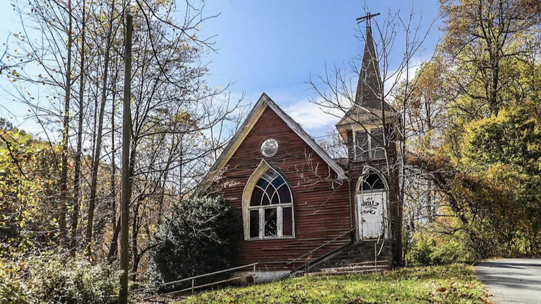The exterior of Jones Gap Baptist Church near Hendersonville, North Carolina