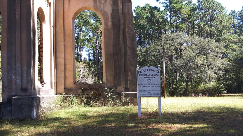A close up of the ruins of Prince Frederick's Chapel with sign in South Carolina