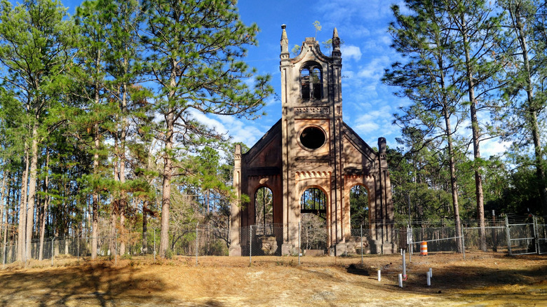 A roadside view of Prince Frederick's Chapel ruins with blue sky in South Carolina
