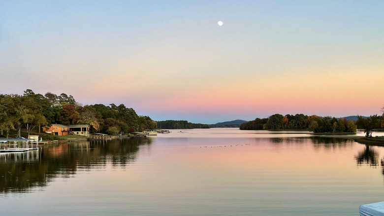 Houses bordering Lake Hamilton in Arkansas at twilight