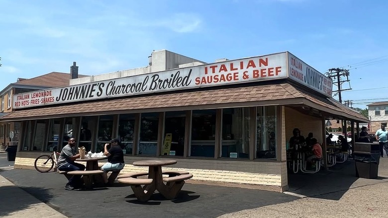 An exterior shot of Johnnie's Beef, Chicago, Illinois