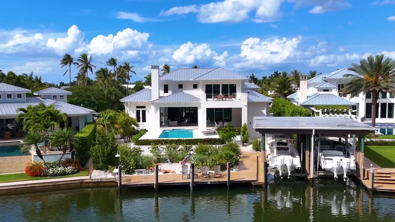 Homes on the water near Aqualane Shores