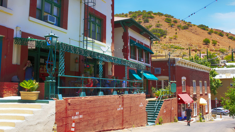 People dining at the patio of the Copper Queen Hotel in Bisbee, Arizona