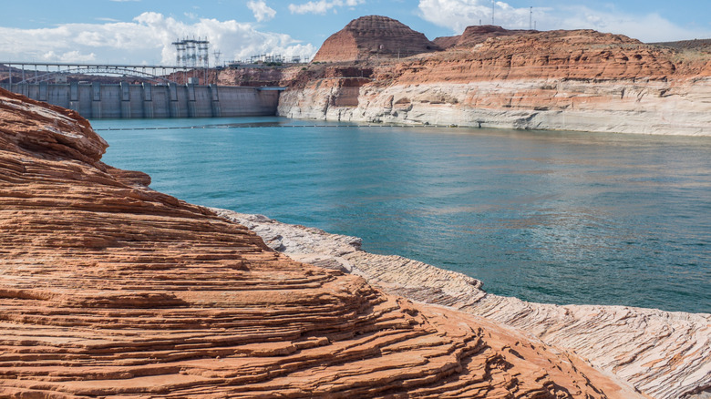 Rocky landscape and dam at the Chains at Lake Powell, Arizona