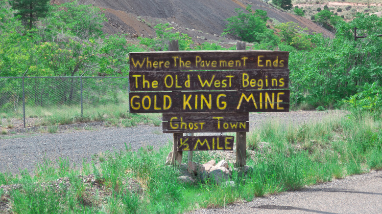 picture of sign for Gold King Mine outside of Jerome, Arizona