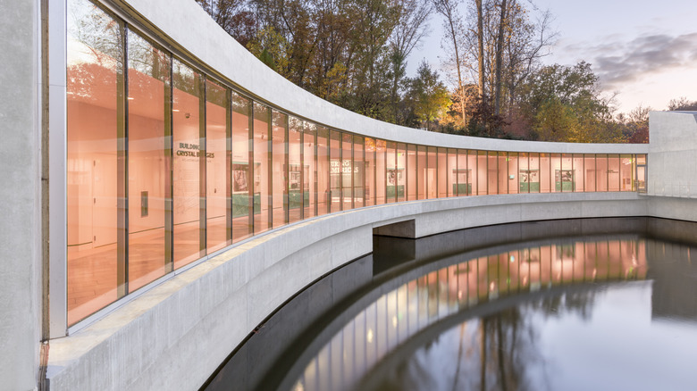 Curved exterior of the Crystal Bridges Museum of American Art in Bentonville, Arkansas