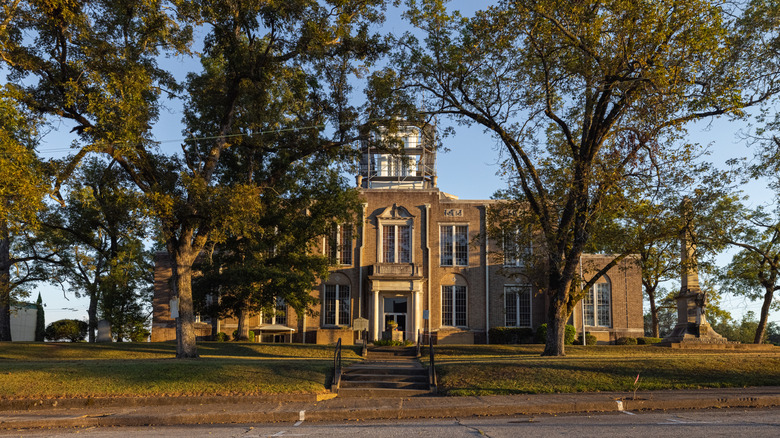 The entrance to the courthouse in Camden, Arkansas