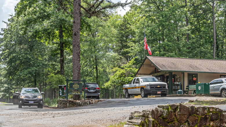 The welcome center at Daisy State Park, Arkansas, with cars parked upfront