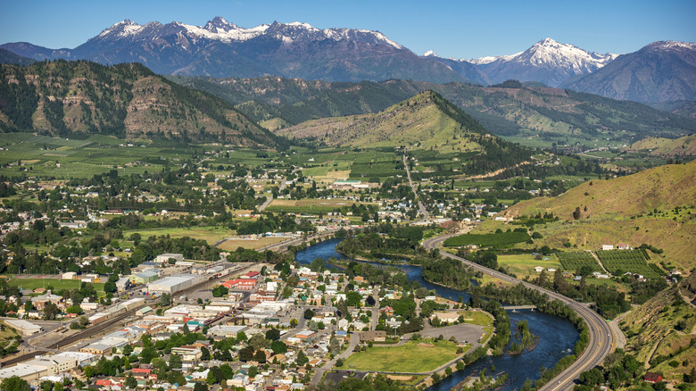 Cashmere, Washington landscape showing a town in a river valley near mountains