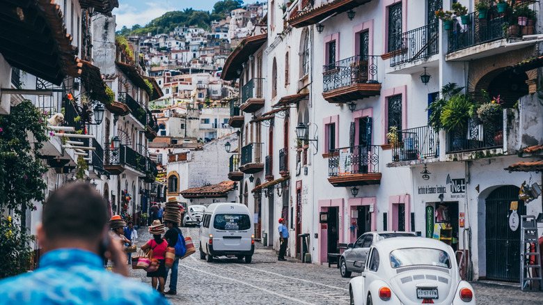 A cobblestone street lined with colonial buildings