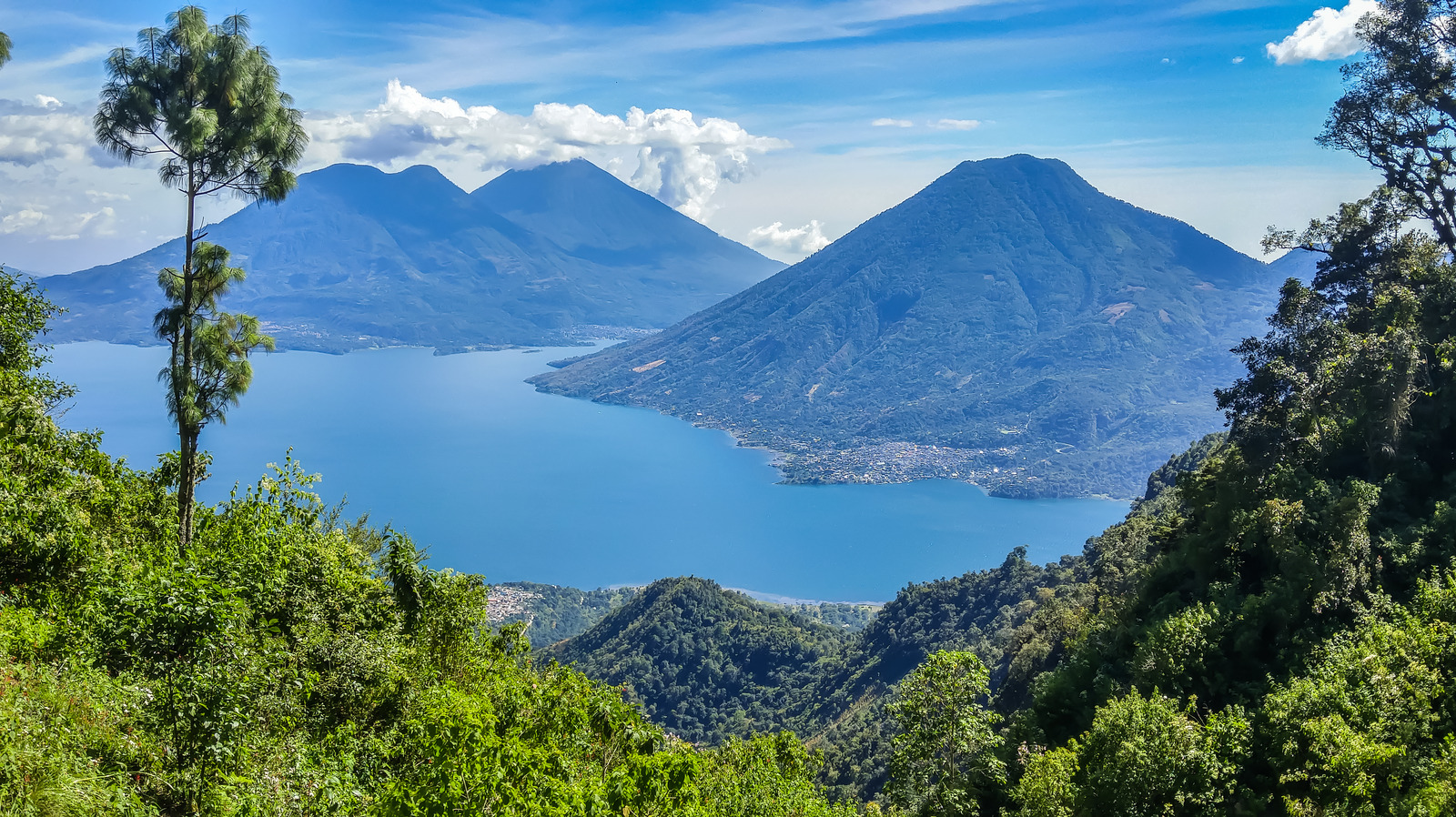 https://www.islands.com/img/gallery/avoid-the-crowds-and-cost-of-como-at-the-worlds-most-beautiful-lake-in-central-america/l-intro-1722625926.jpg