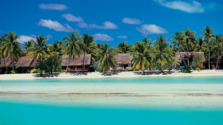 Aitutaki beach huts beach