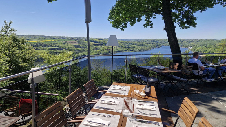 Scenic table at Jagdhaus Schellenberg in Essen