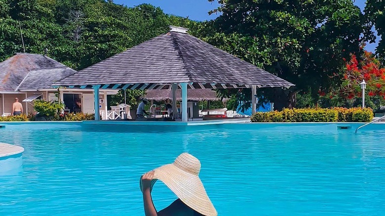 woman hat pool Couples San Souci