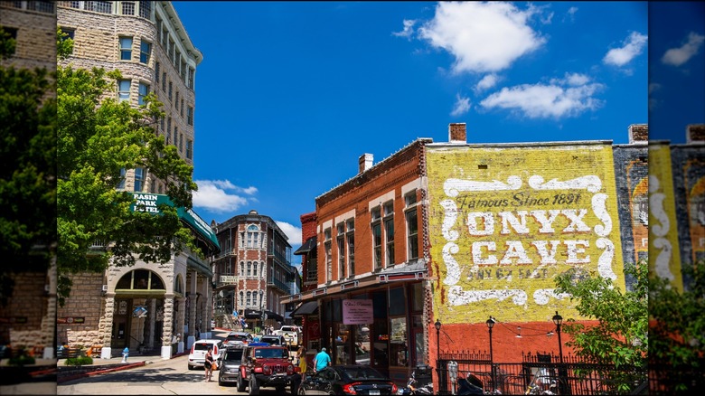 A street with cars in Eureka Springs, Arkansas