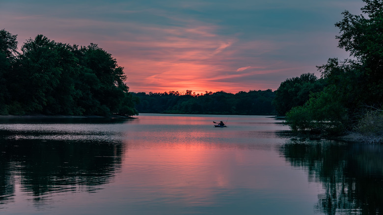 A person on a kayak on Lake Marburg at sunrise