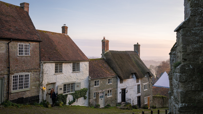 Pretty, stone cottages on cobbled Gold Hill in Shaftesbury