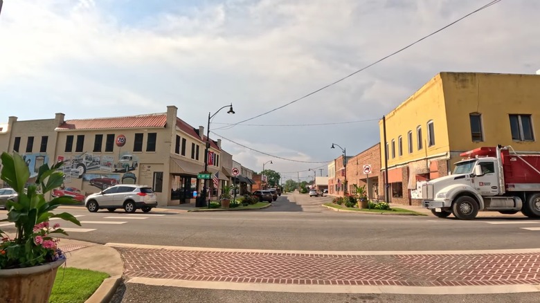 A street in Boaz, Alabama, with two-story buildings and a mural
