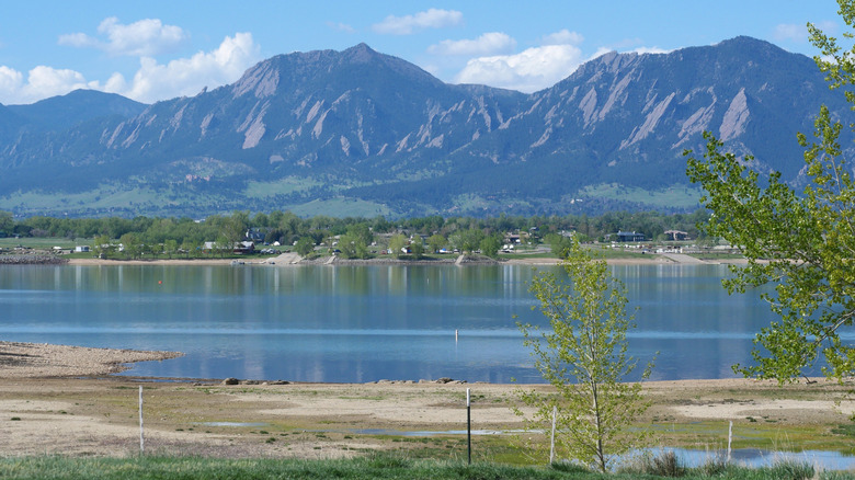 view of Boulder Reservoir with Flatiron mountains in the background