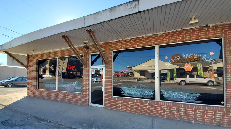Exterior of Angie's Decatur Diner