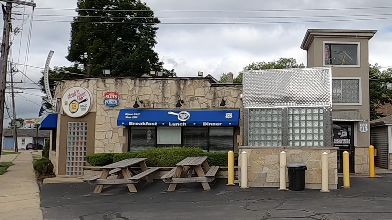 Exterior of Steak N Egger diner in McCook, Illinois