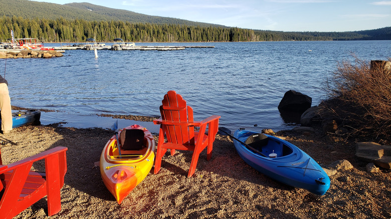 Kayaks and chairs on the shore of Oregon's Lake of the Woods