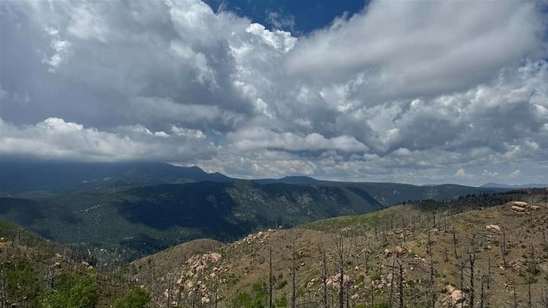 Palmer lake Reservoir Trail, cloudy sky overlooking mountains