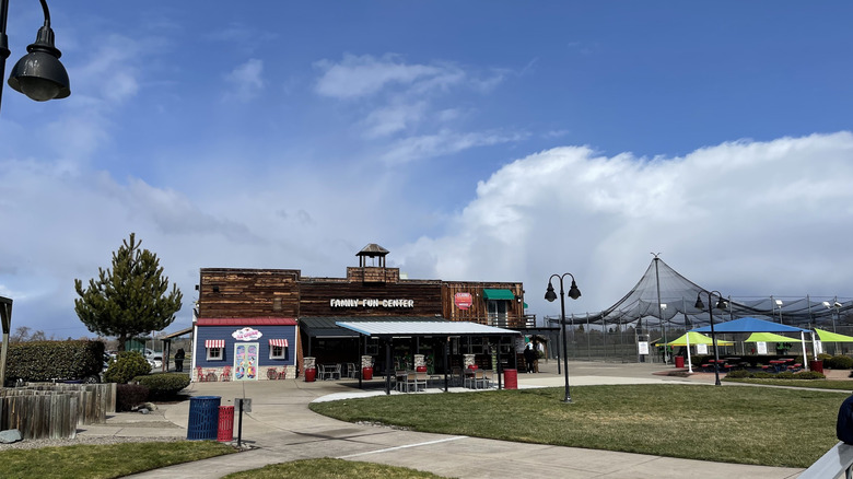 Picture of the outside of the Rogue Valley Famlily Fun Center in Central Point, Oregon