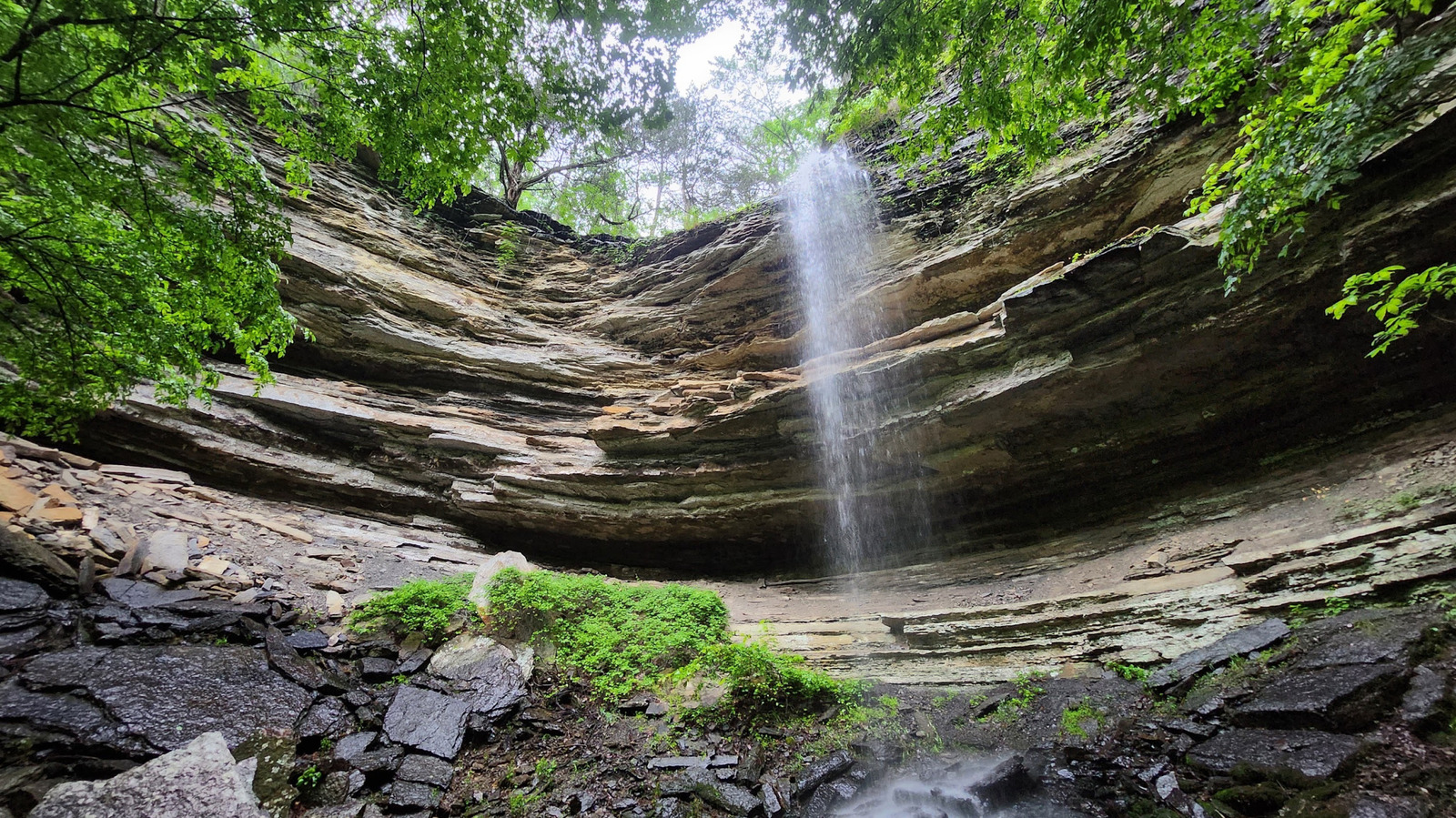Between Little Rock And Tulsa Is Arkansas' Canyon Escape In The Ozark Mountains With A Loop Trail And Waterfalls - Islands