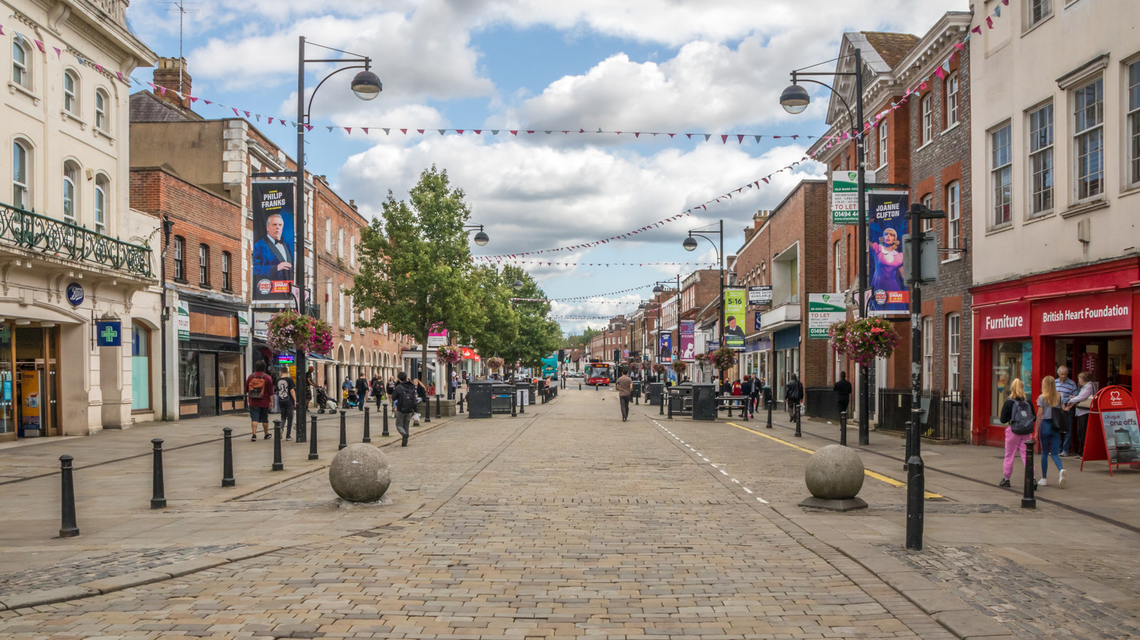 Between London And Oxford Is A Lively English Town With Shops, Parks, And A Victorian Manor