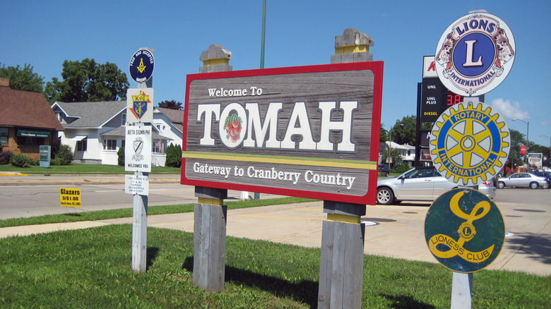 Welcome to Tomah sign next to street