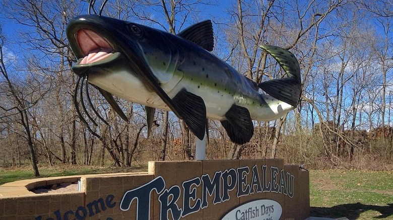 Welcome sign with catfish statue